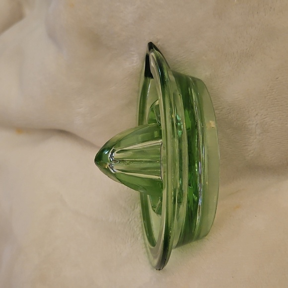 Antique Green Uranium Vaseline Depression Glass Citrus Juicer - Picture 10 of 11